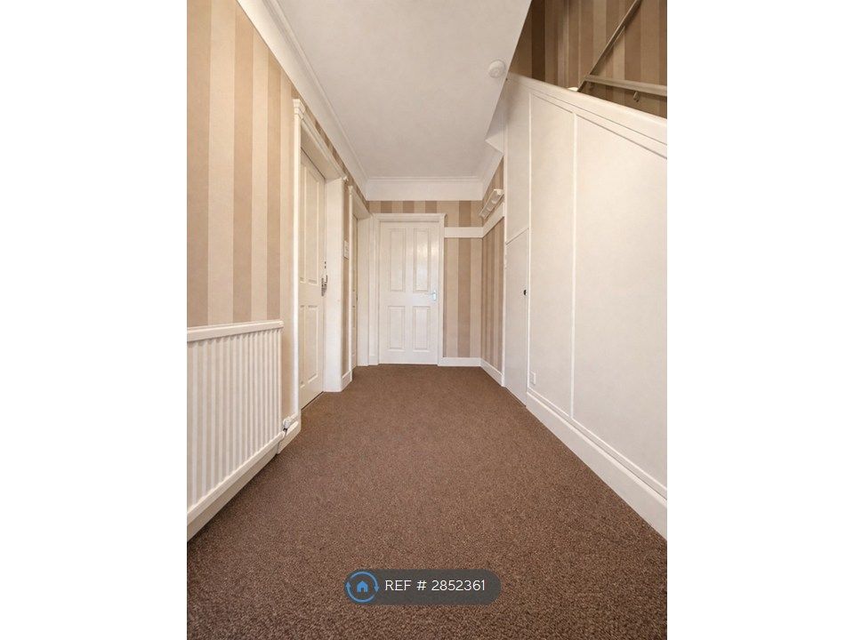 Property photo 2 of 35 Entrance Hall