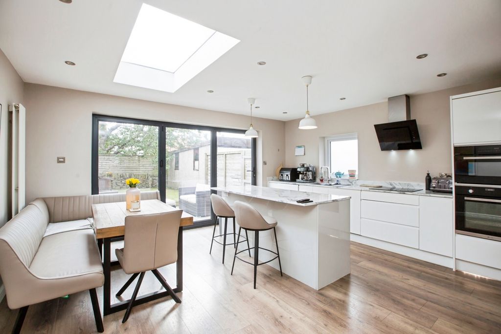 Property photo 2 of 20 Kitchen Diner / Snug