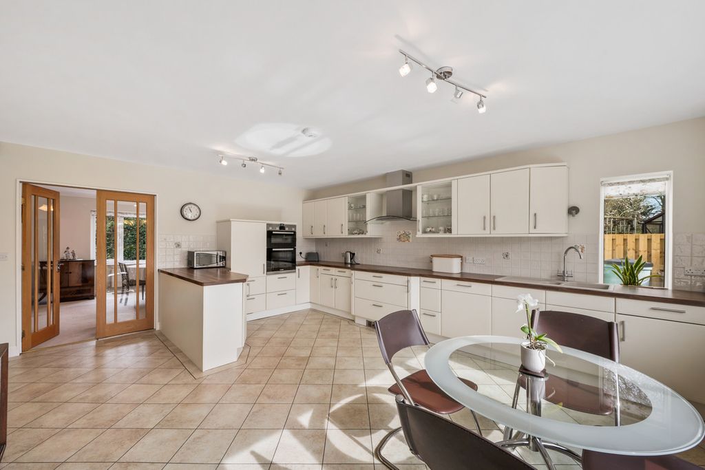 Property photo 2 of 28