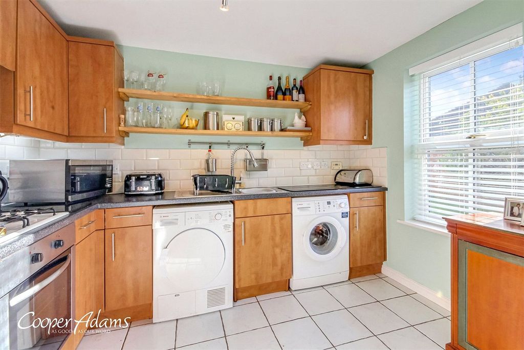Property photo 3 of 10 Kitchen