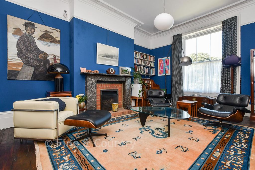 Property photo 3 of 18 Sitting Room