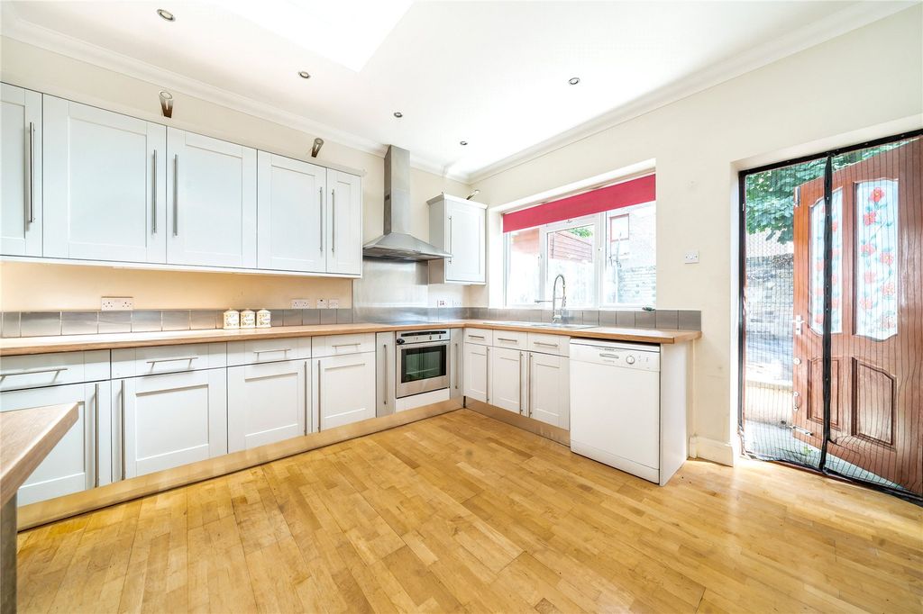 Property photo 3 of 7 Kitchen