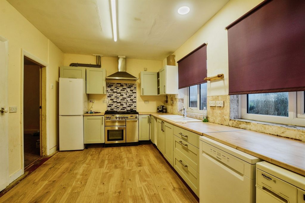 Property photo 2 of 26