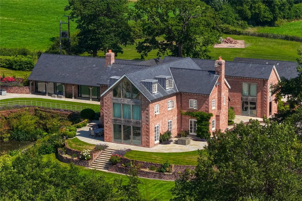 Property photo 1 of 45 Hollins House