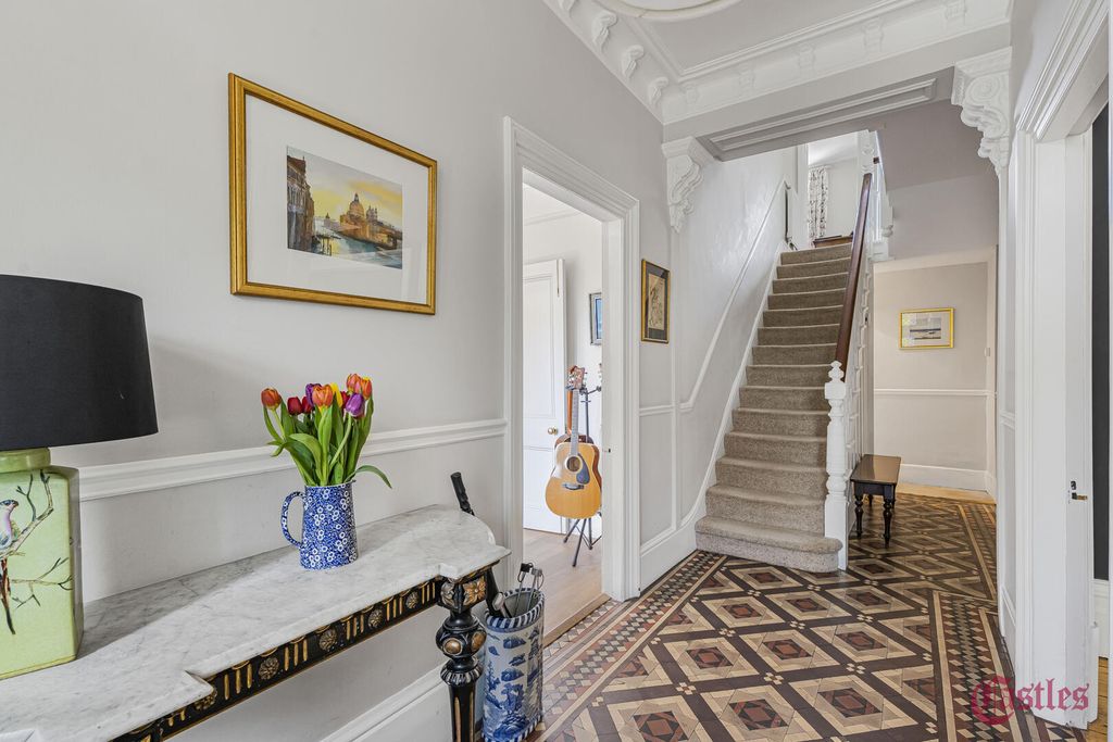 Property photo 2 of 21 Hallway