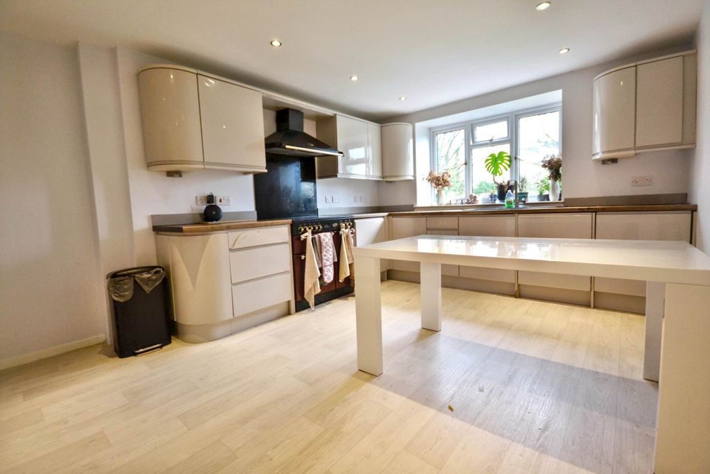 Additional image 8 of 3 bed flat for saleTwyning Manor, Twyning Tewkesbury, Gloucestershire GL20