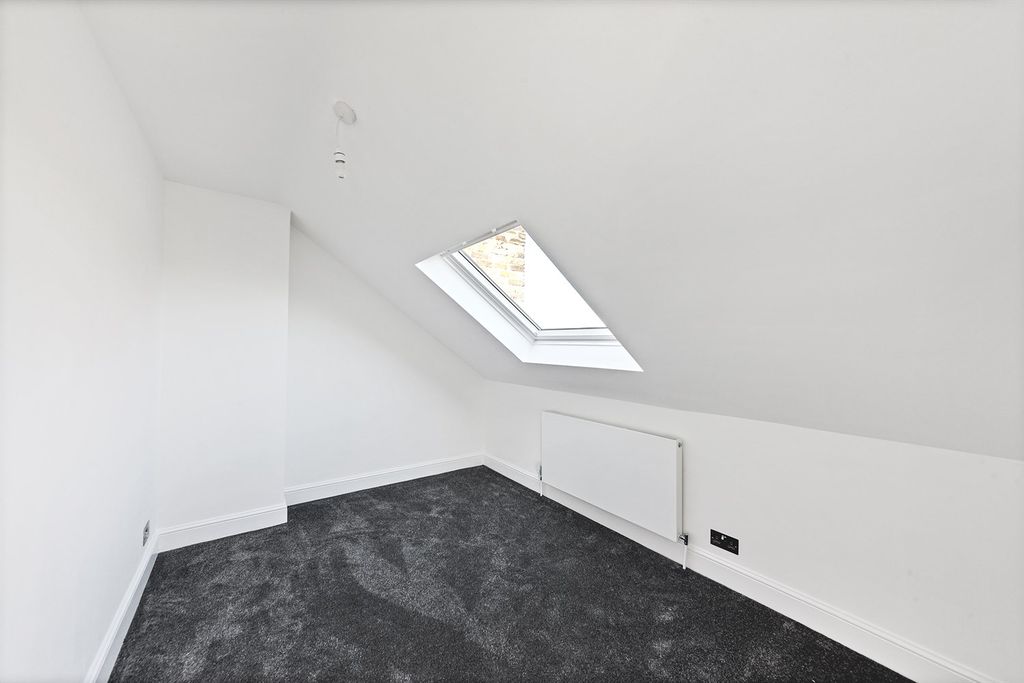 Property photo 2 of 6 Bedroom