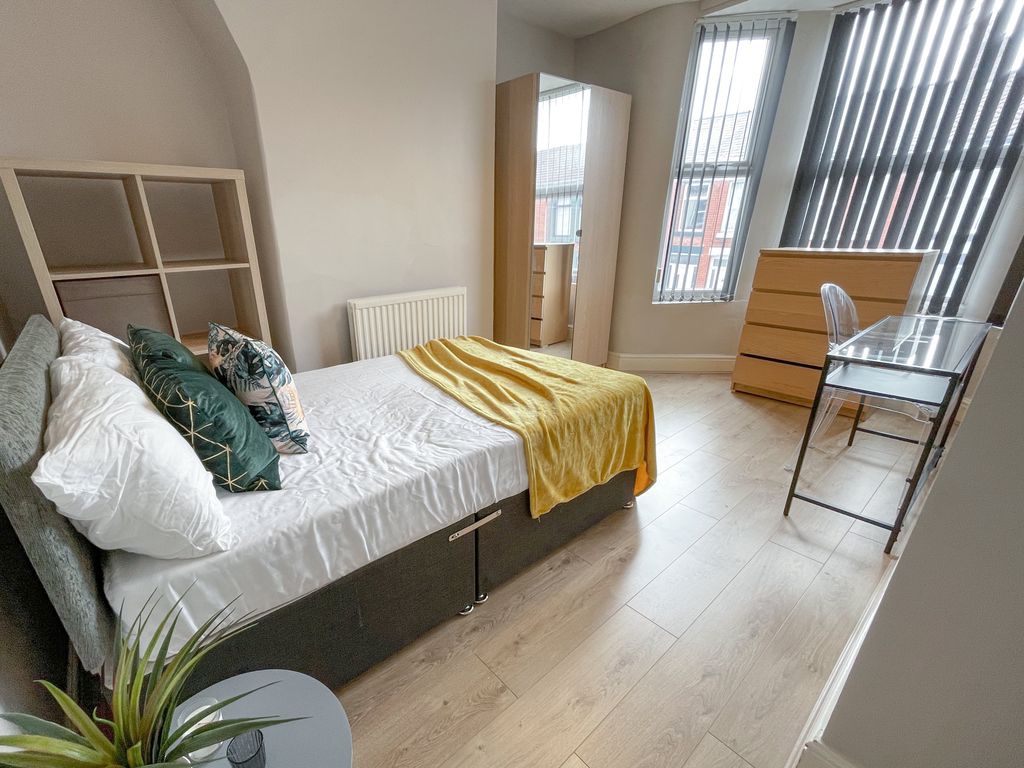 Property photo 3 of 9 91 Gainsborough 5