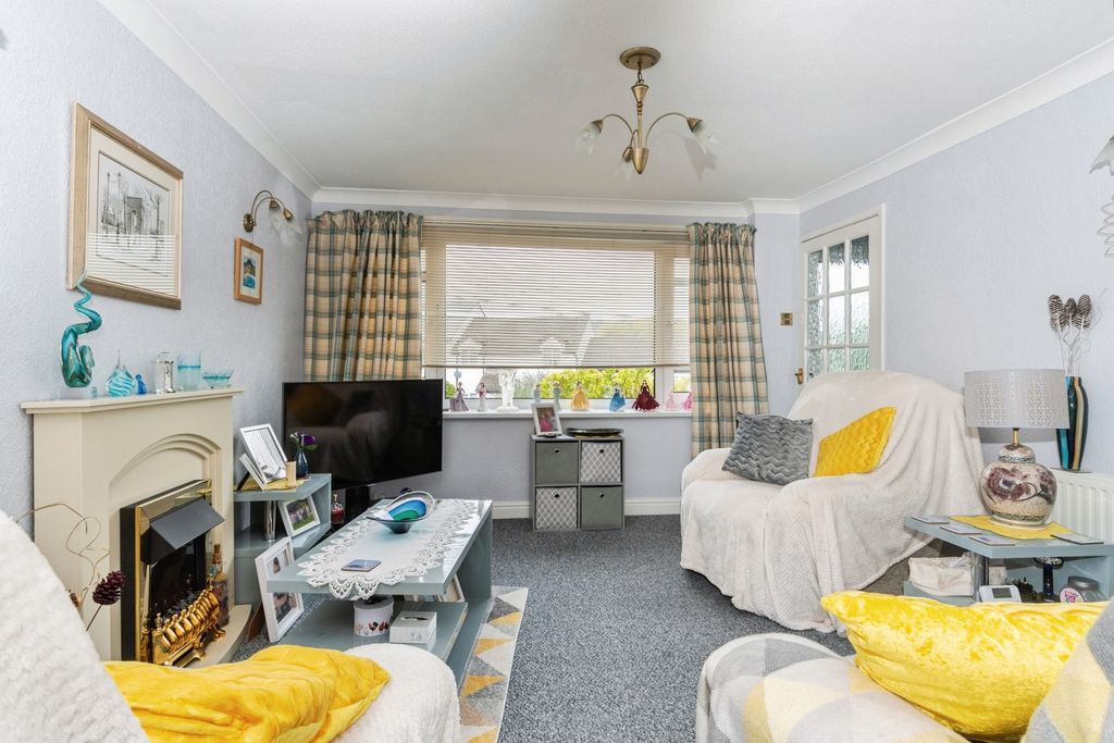 Property photo 3 of 17 Living Room