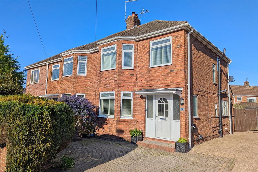 Property photo 1 of 18 Molescroft Drive.Jpg