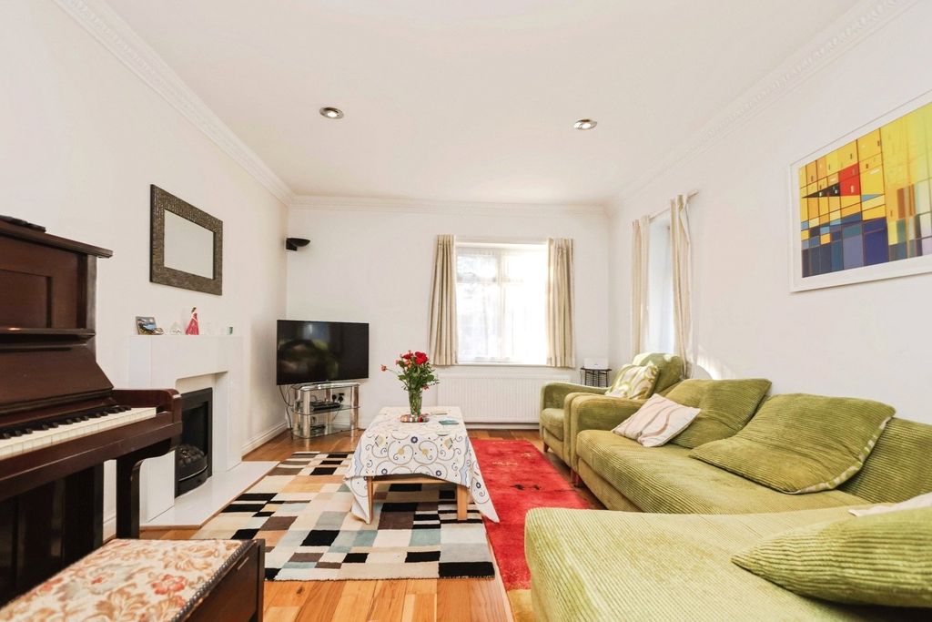 Property photo 2 of 23 Lounge