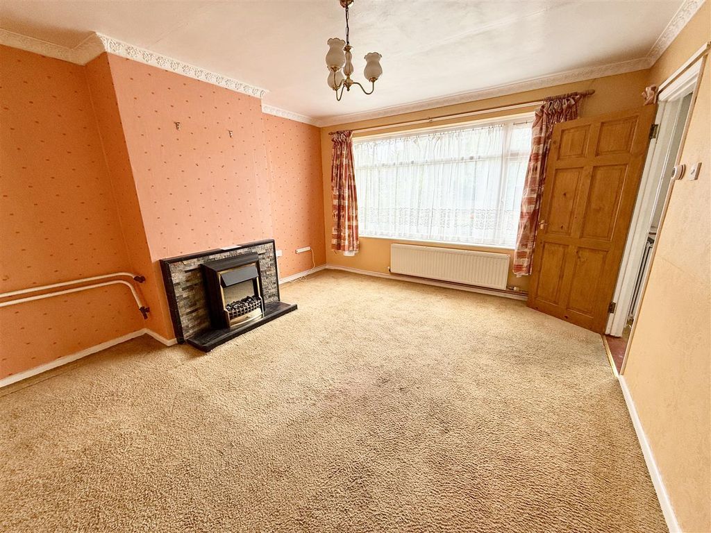 Property photo 3 of 12 Lounge