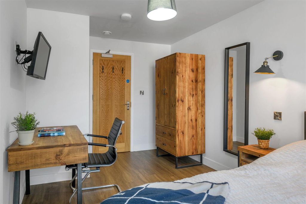 Property photo 3 of 14 1 Parliament Point-Hi-11.Jpg