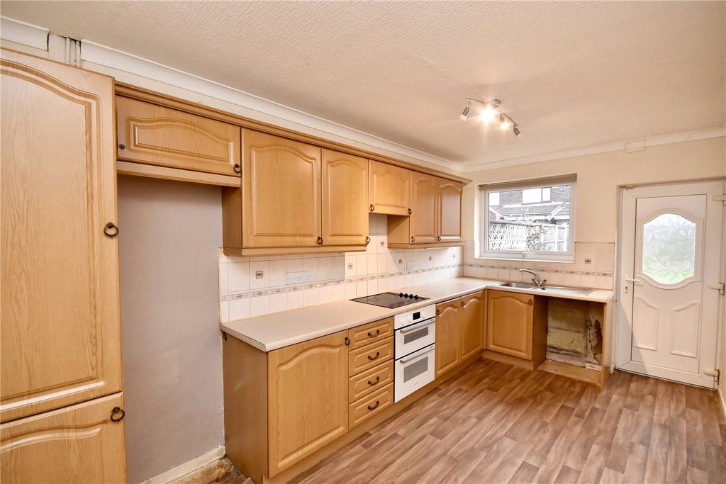 Property photo 3 of 10 Kitchen