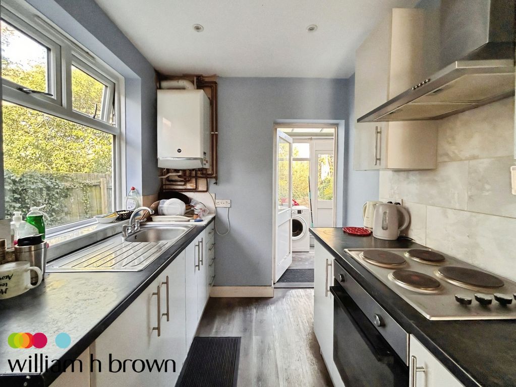 Property photo 3 of 8 Kitchen