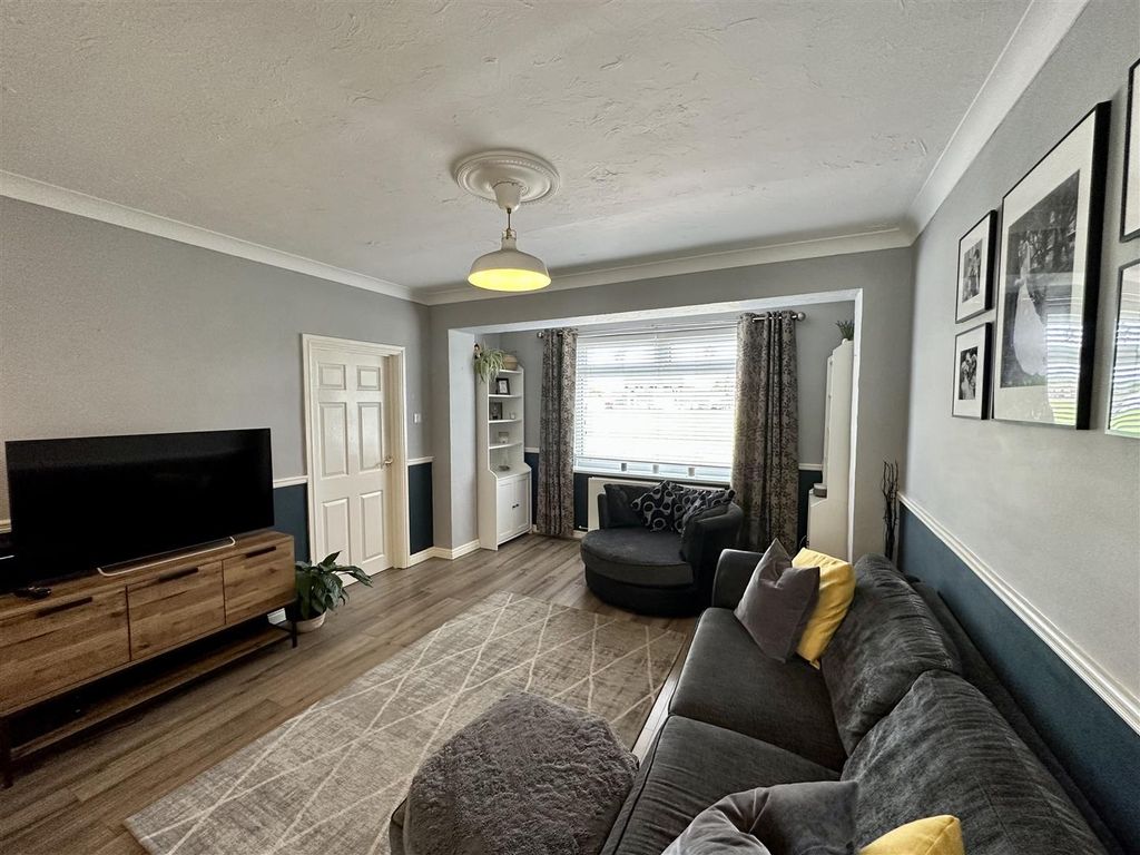 Property photo 2 of 20 Lounge