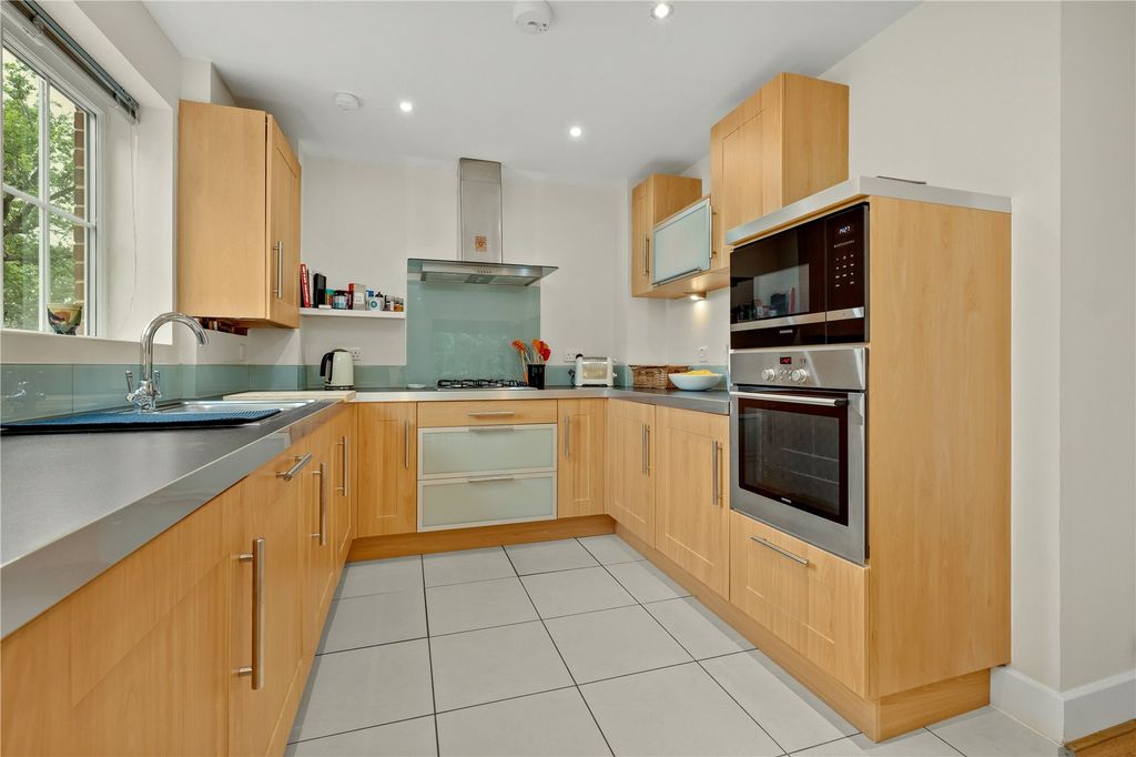 Property photo 3 of 10 Kitchen