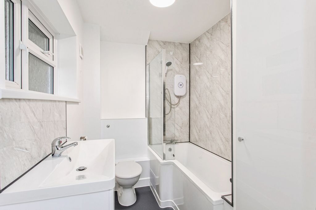 Property photo 1 of 17 Bathroom