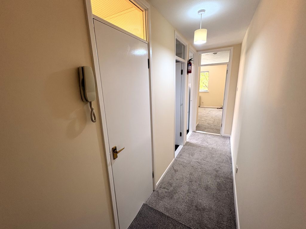 Property photo 3 of 8 Entrance Hall.1