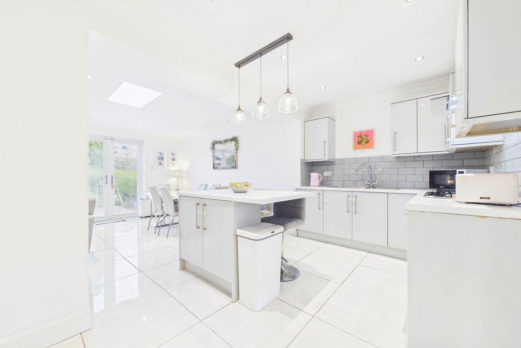 Property photo 2 of 23