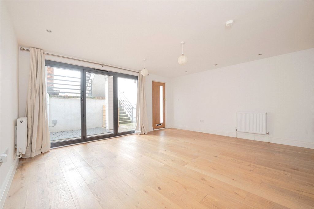 Property photo 3 of 16 Picture No. 15