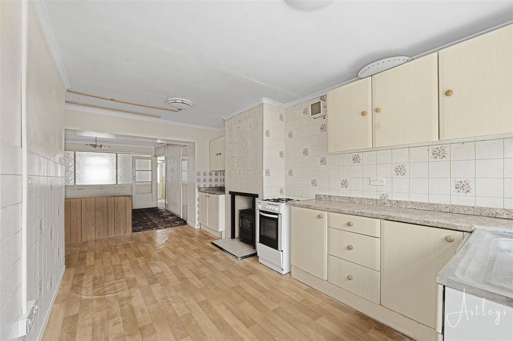 Property photo 3 of 21 Kitchen