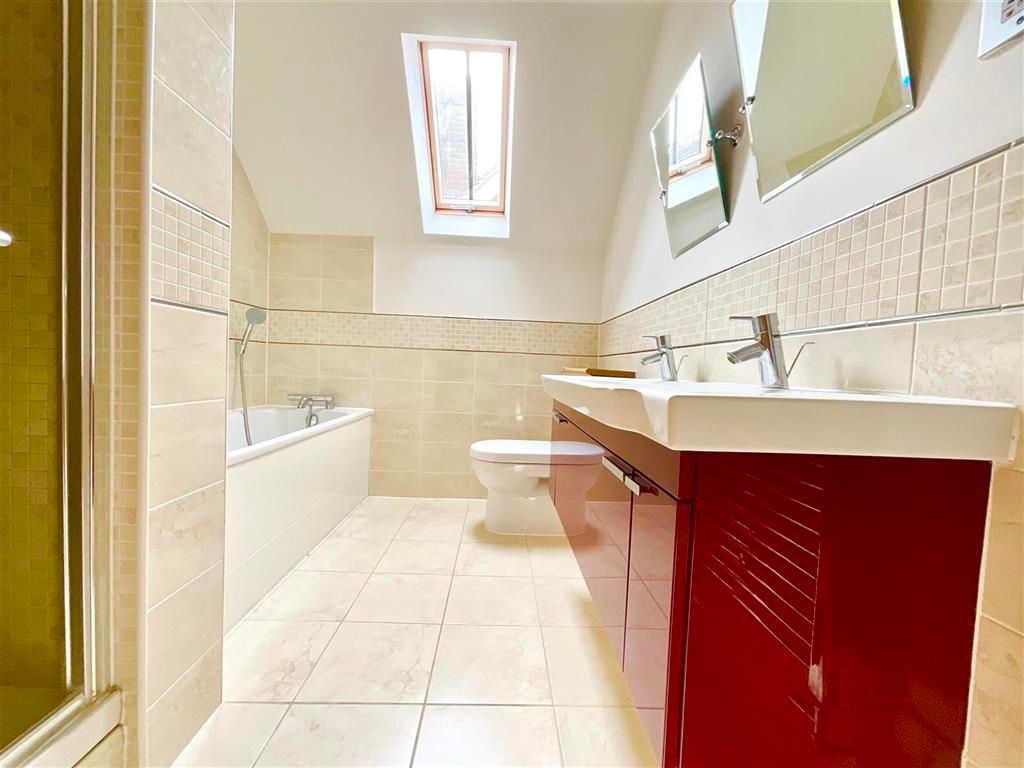 Property photo 2 of 11 Luxury Bathroom