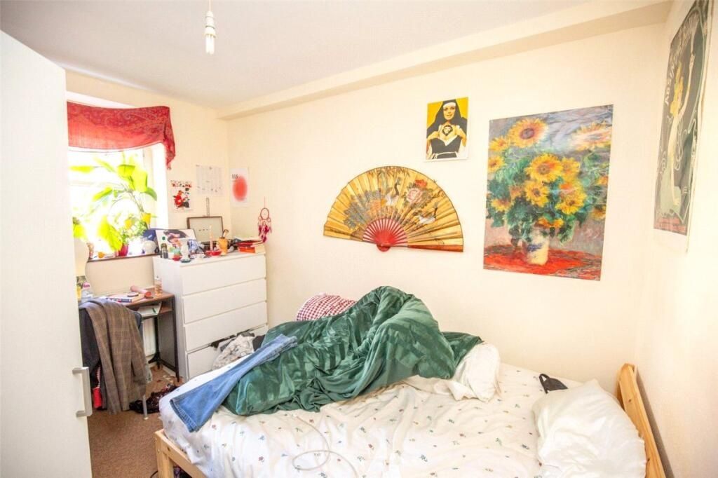 Property photo 2 of 7 A Cozy Bedroom Featuring A Bed With Green Bedding,...