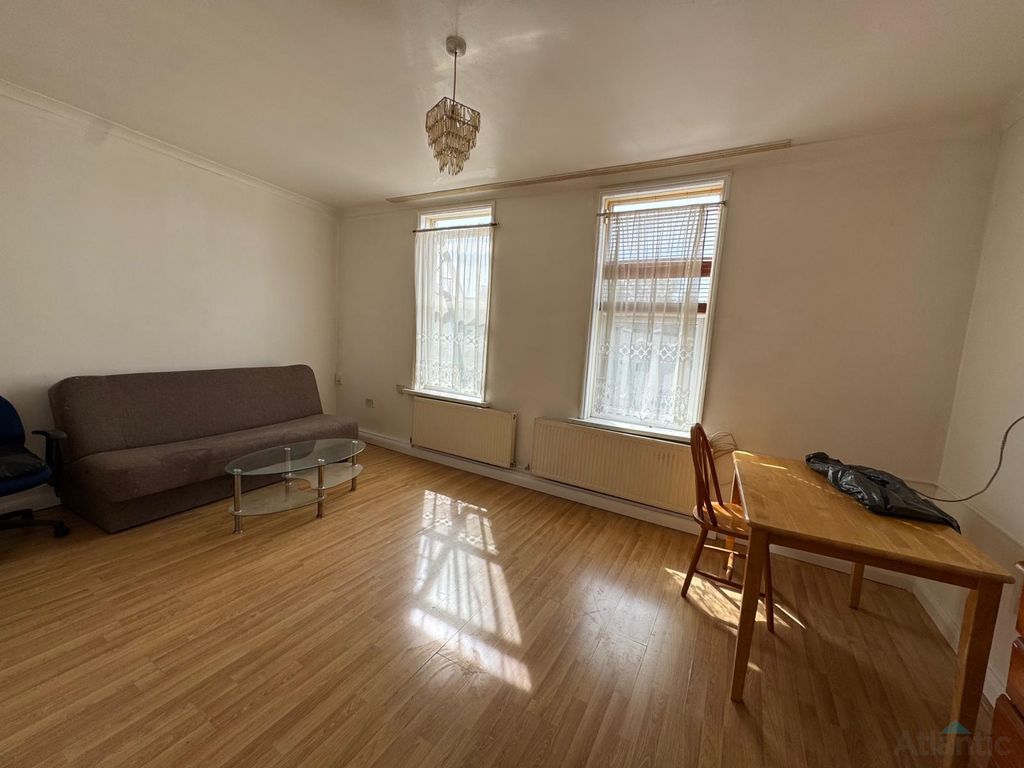 Property photo 1 of 4 Large 1 Bedroom 1st Floor Flat