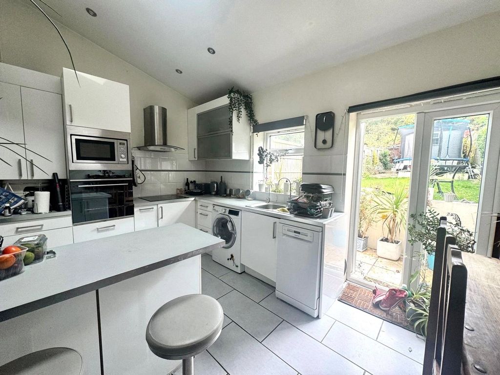 Property photo 2 of 10 Kitchen