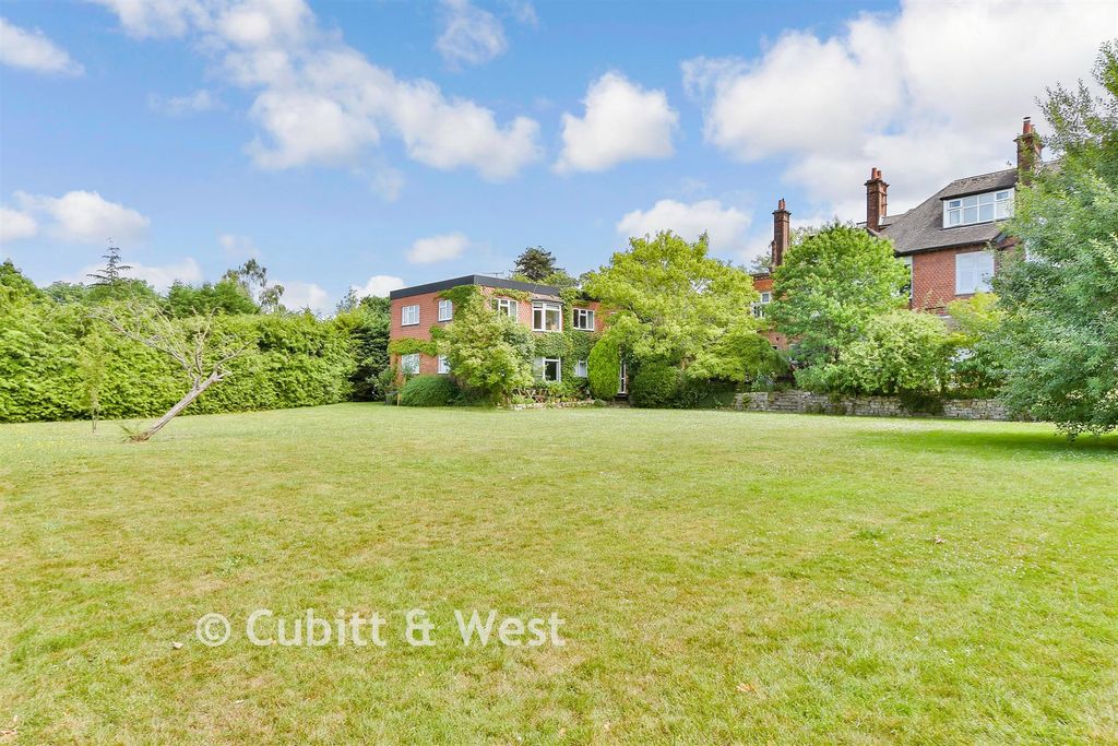 Property photo 2 of 13 Communal Gardens