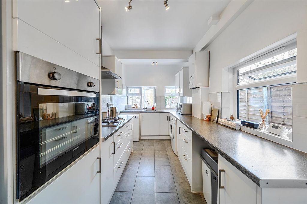 Property photo 3 of 13 Kitchen (2)