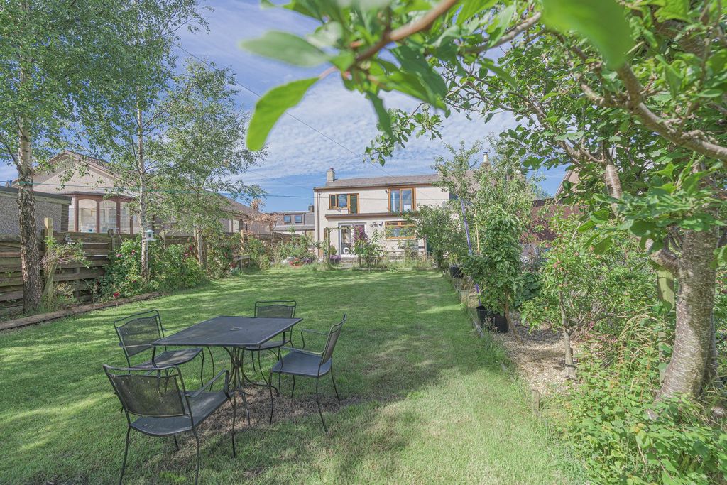 Property photo 2 of 39