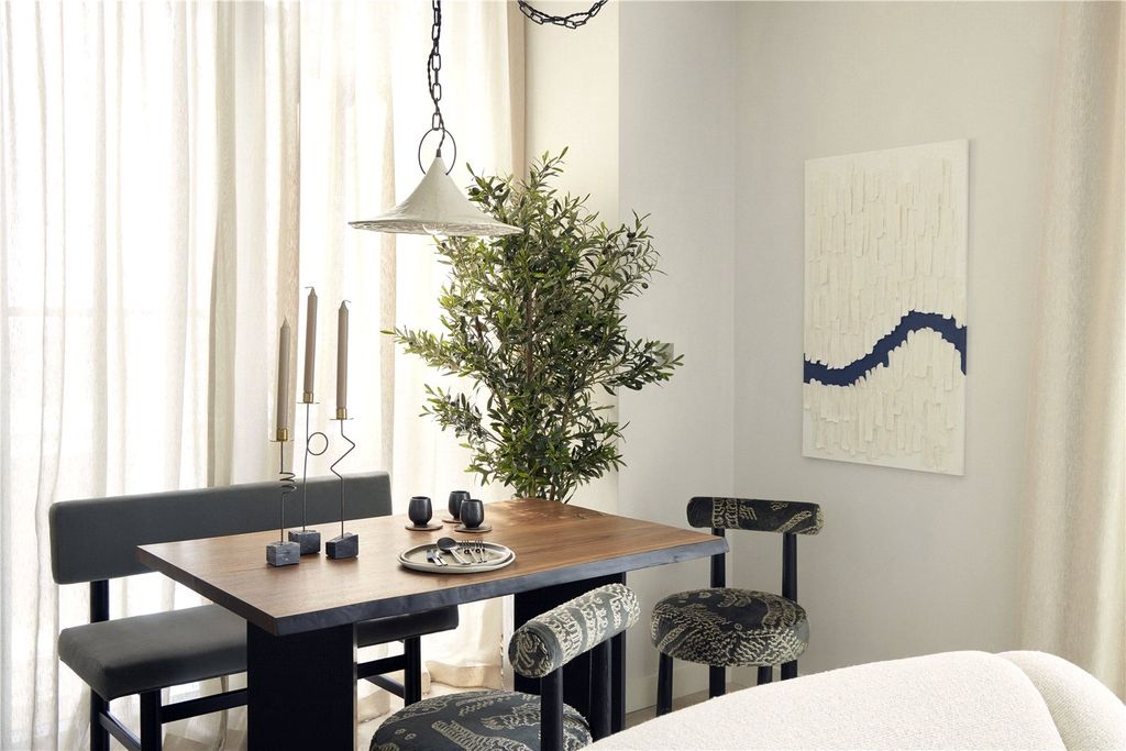 Property photo 3 of 8 Winter Garden