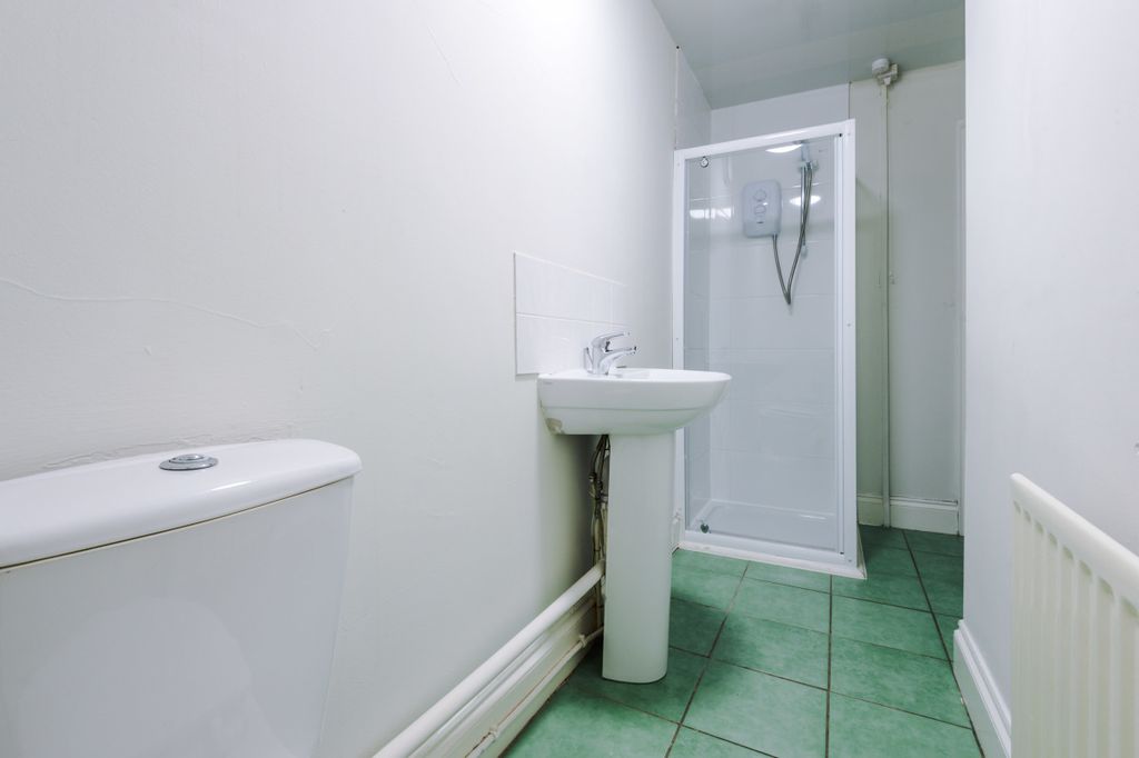 Property photo 3 of 18 4Ms Bathroom