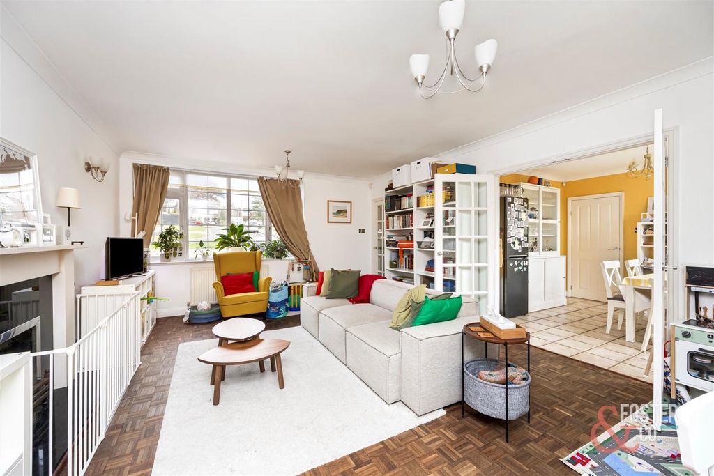 Property photo 2 of 25 Ash Close, 5-010.Jpg