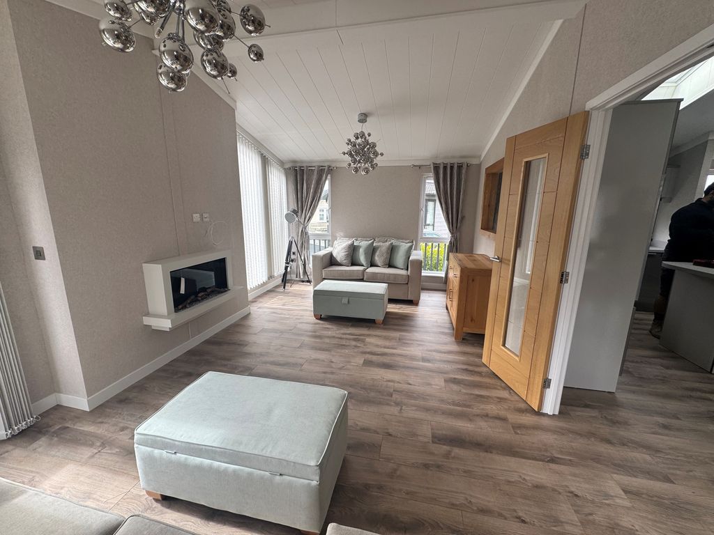 Property photo 1 of 12 39A - Lounge -Warren Park