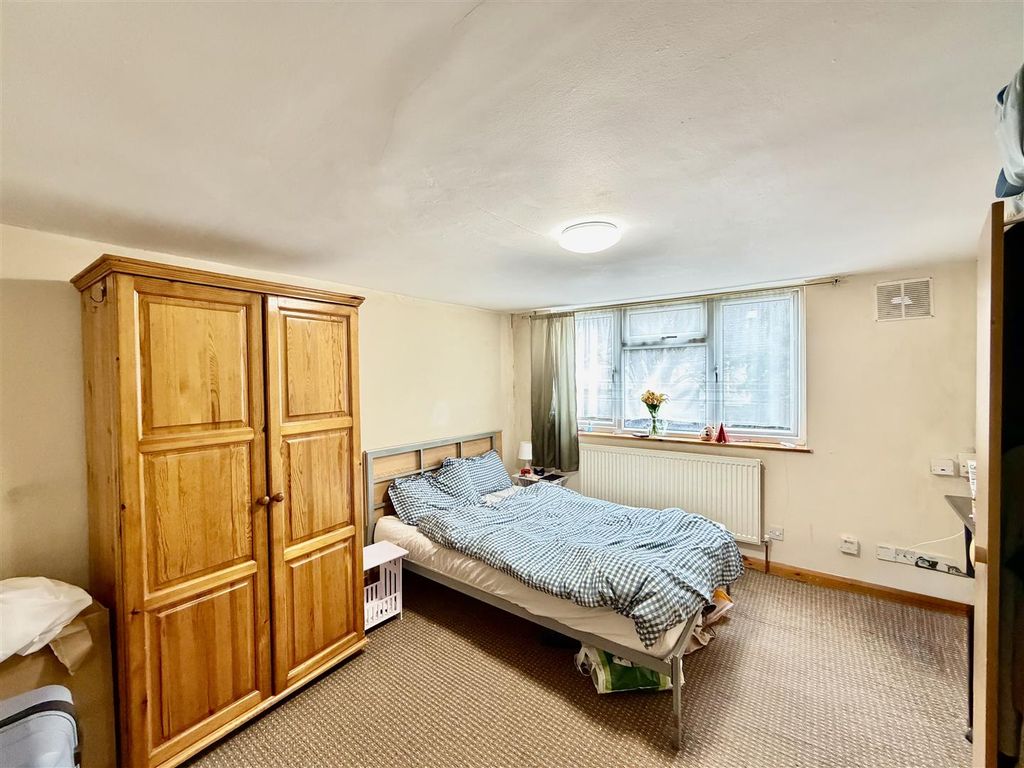 Property photo 2 of 5 Bedroom