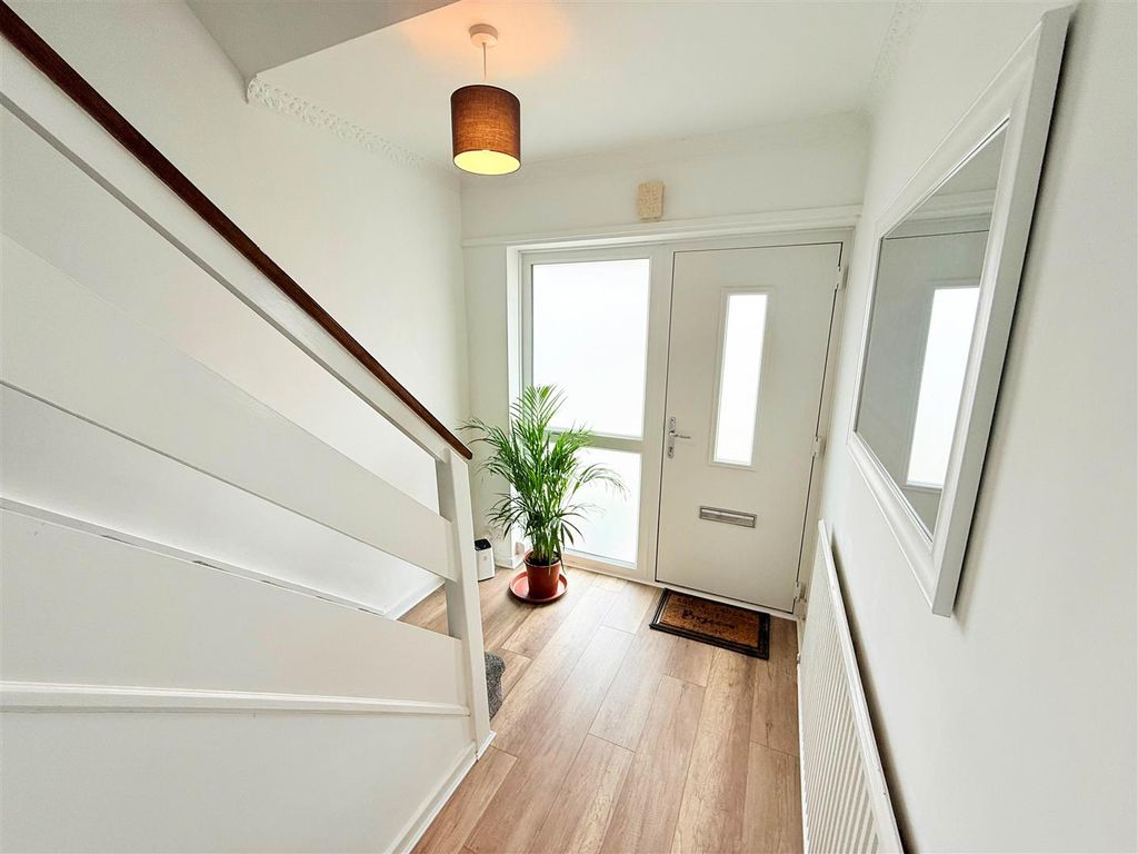 Property photo 2 of 18 Entrance Hall