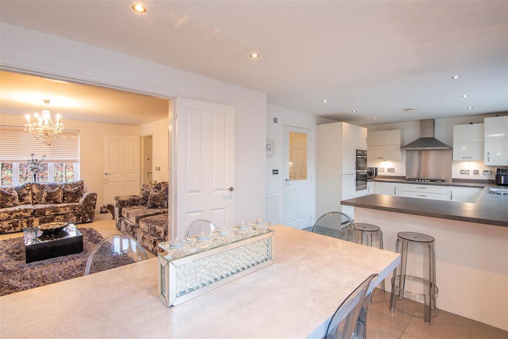 Property photo 2 of 19 Kitchen / Diner