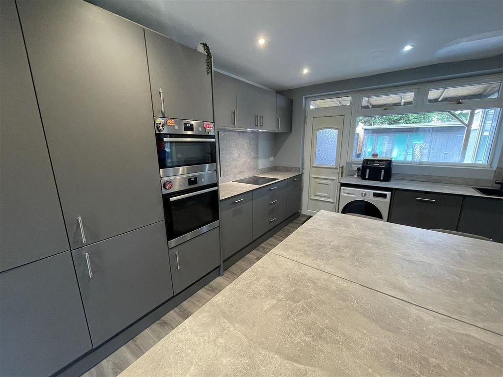 Property photo 3 of 19 Kitchen