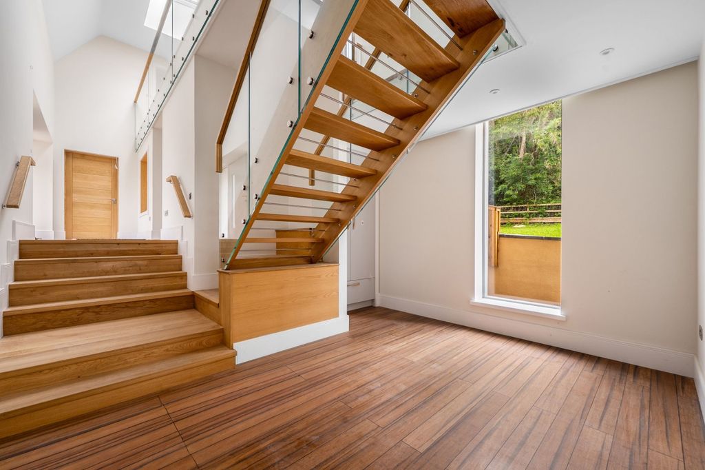 Property photo 3 of 18 Entrance Hall
