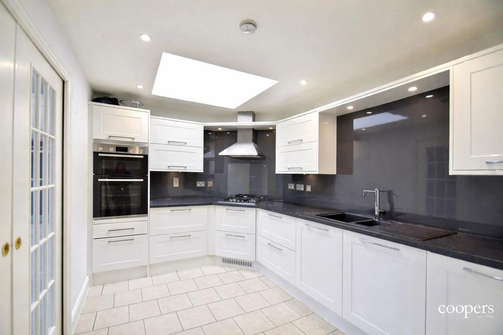 Property photo 2 of 8 Kitchen