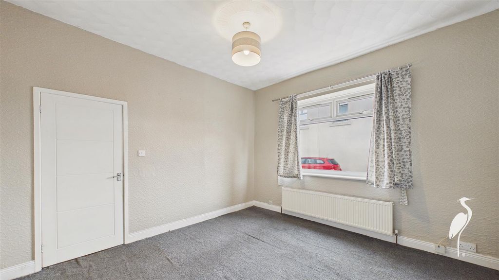 Property photo 3 of 18 Lounge