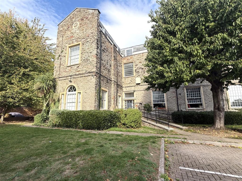 Property photo 1 of 12 External
