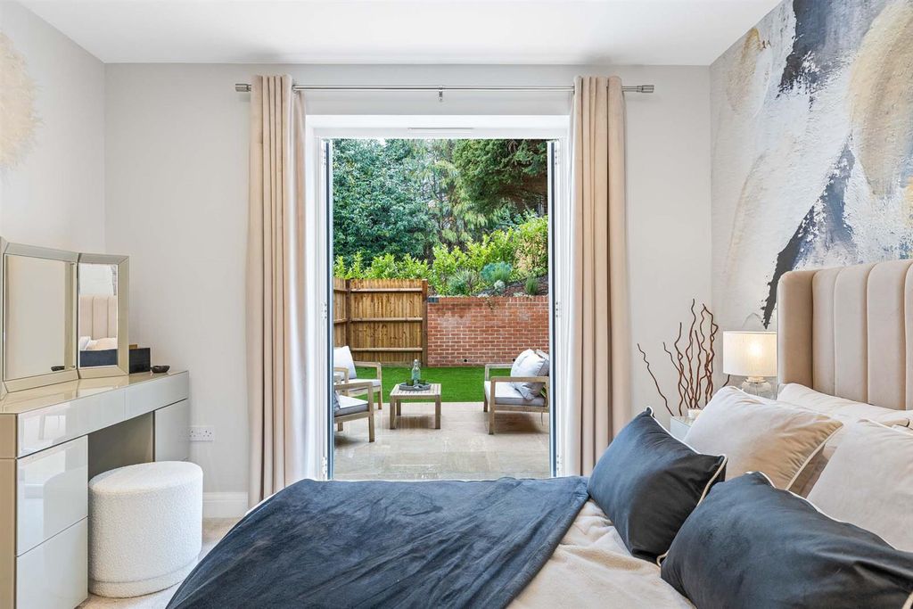 Property photo 3 of 11 3 Mclaren Court, 1 Cobham Road, Kt22  9Au-16.Jpg