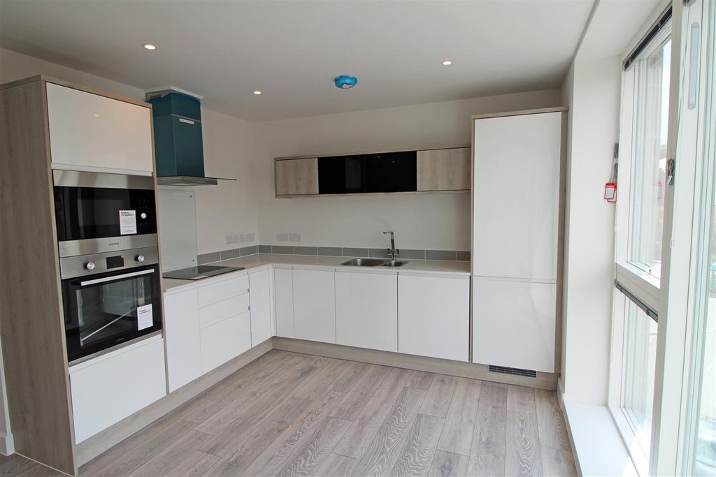 Property photo 2 of 6 Kitchen Middle.Jpg