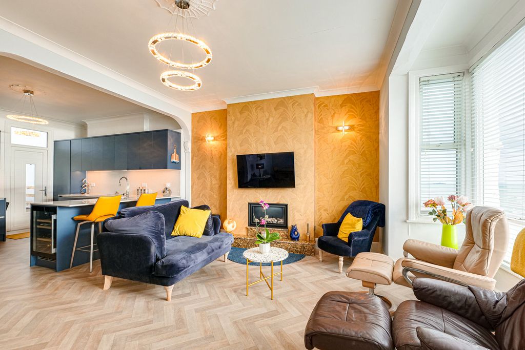 Property photo 3 of 37