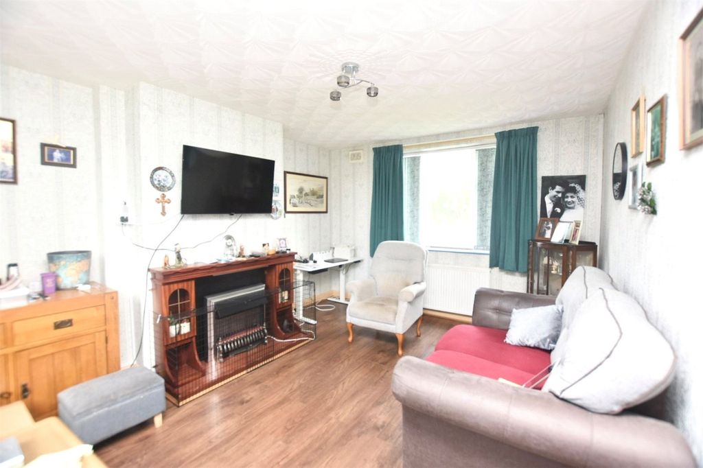 Property photo 3 of 12 Lounge