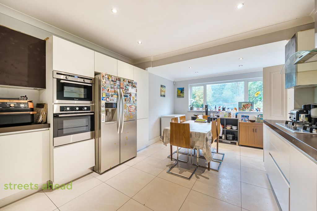 Property photo 3 of 22 858Fdde1-Cb99-499...